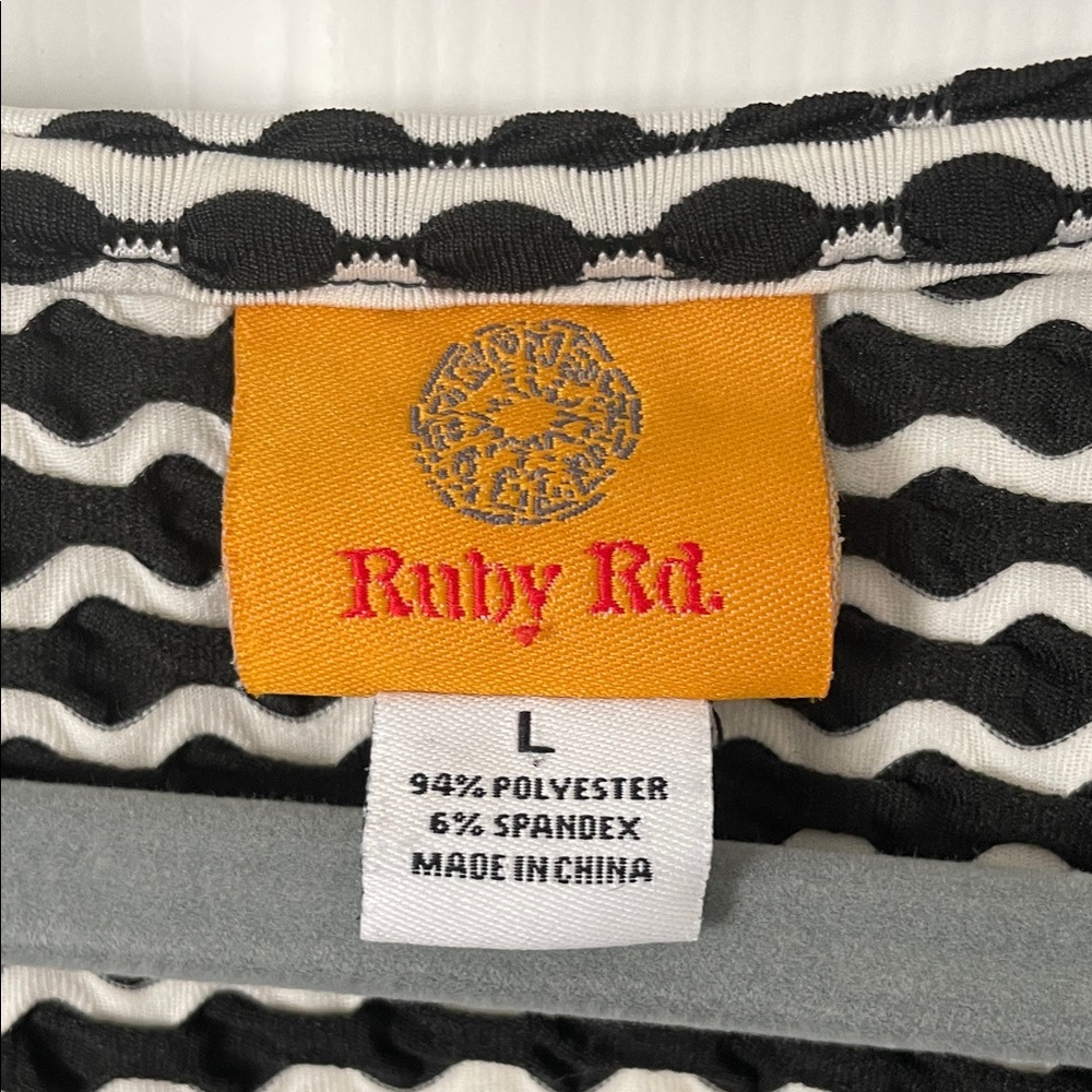 Ruby Rd. Monochrome Geometric Short Sleeve Top - Picture 3 of 3